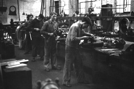 Des apprentis vers 1925